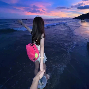 表妹洗澡让我进去摸她照片
