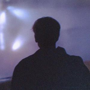 表妹洗澡让我进去摸她照片
